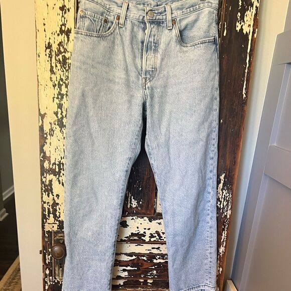 Women's Levi 501 Button Fly  Denim straight leg Jean 27 x 26 Raw Hem Light Wash - Picture 1 of 11